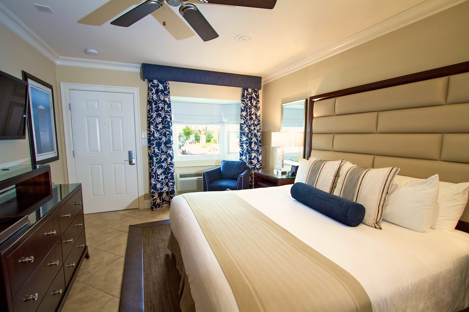 Hotel Room Bed Set